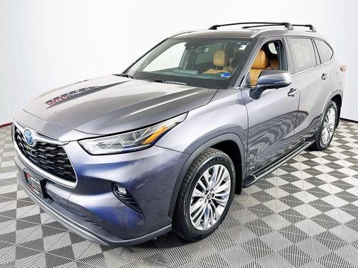 Magnetic Gray Metallic 2023 Toyota Highlander Hybrid Platinum