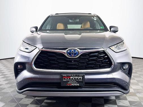 Magnetic Gray Metallic 2023 Toyota Highlander Hybrid Platinum