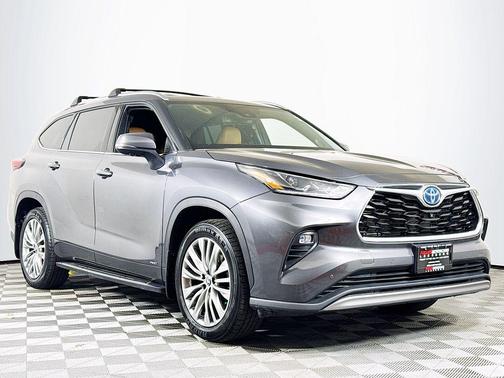 Magnetic Gray Metallic 2023 Toyota Highlander Hybrid Platinum