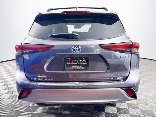 Magnetic Gray Metallic 2023 Toyota Highlander Hybrid Platinum