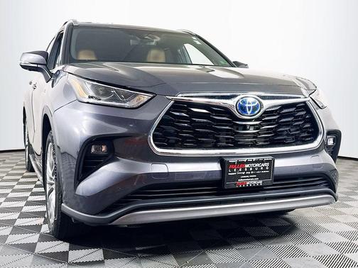 Magnetic Gray Metallic 2023 Toyota Highlander Hybrid Platinum