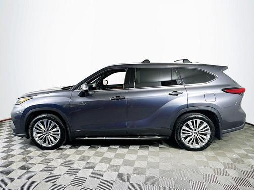 Magnetic Gray Metallic 2023 Toyota Highlander Hybrid Platinum