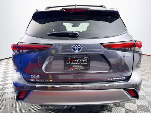 Magnetic Gray Metallic 2023 Toyota Highlander Hybrid Platinum