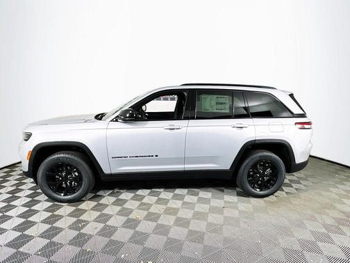 Silver Zynith 2025 Jeep Grand Cherokee Laredo