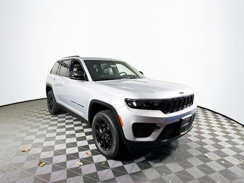 Silver Zynith 2025 Jeep Grand Cherokee Laredo