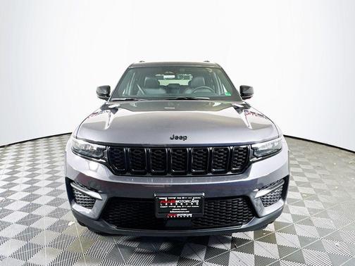 Metallic 2025 Jeep Grand Cherokee Laredo