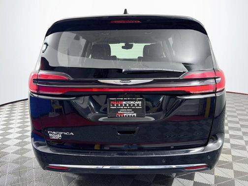 Diamond Black Crystal Pearl-Coat 2024 Chrysler Pacifica Touring L