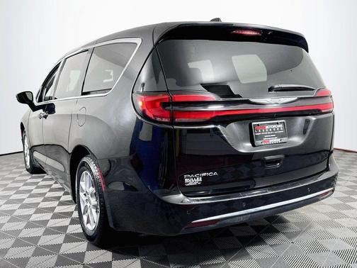 Diamond Black Crystal Pearl-Coat 2024 Chrysler Pacifica Touring L