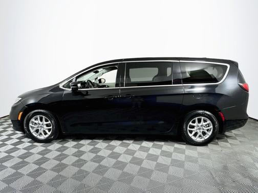 Diamond Black Crystal Pearl-Coat 2024 Chrysler Pacifica Touring L