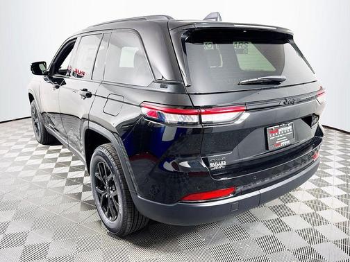 Diamond Black 2025 Jeep Grand Cherokee Laredo