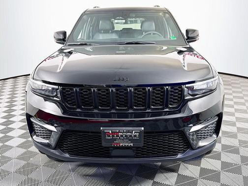 Diamond Black 2025 Jeep Grand Cherokee Laredo