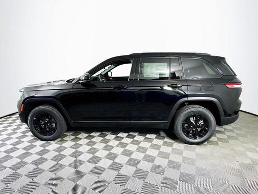 Diamond Black 2025 Jeep Grand Cherokee Laredo