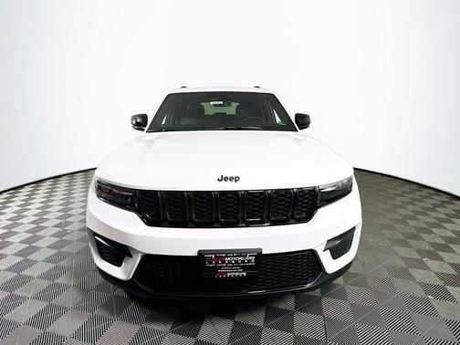 Bright White Clearcoat 2025 Jeep Grand Cherokee Laredo