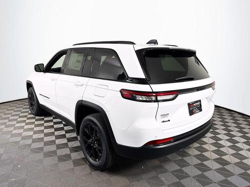 Bright White Clearcoat 2025 Jeep Grand Cherokee Laredo