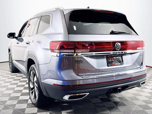 Platinum Gray Metallic 2024 Volkswagen Atlas 2.0T SEL