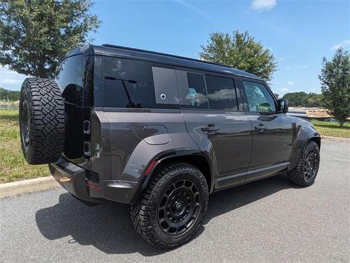 2025 Land Rover Defender 110 V8