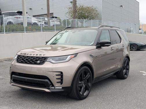 Lantau Bronze Metallic 2025 Land Rover Discovery P300 Dynamic SE