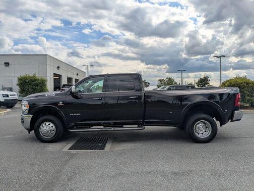 Diamond Black Crystal Pearlcoat 2020 RAM 3500 Laramie Crew Cab 4x4 8' Box