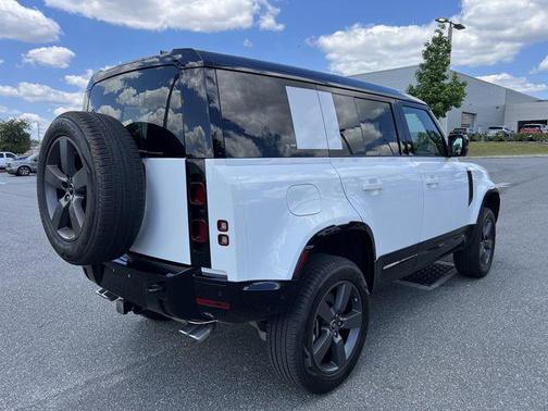 Fuji White 2025 Land Rover Defender 110 P500 X-Dynamic SE