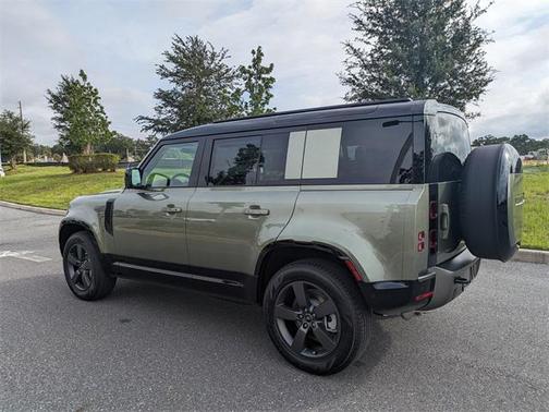 2025 Land Rover Defender 110 P400 X-Dynamic SE