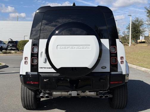 2023 Land Rover Defender 110 V8