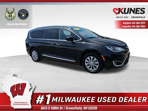 Brilliant Black Crystal Pearlcoat 2018 Chrysler Pacifica Touring-L