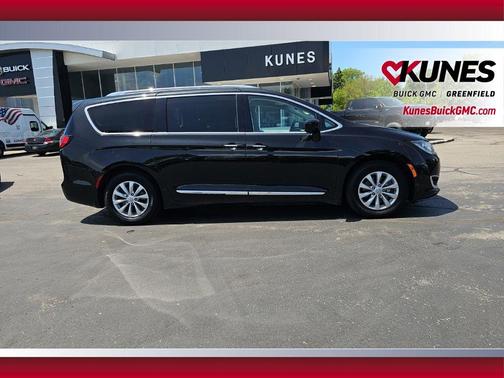 Brilliant Black Crystal Pearlcoat 2018 Chrysler Pacifica Touring-L
