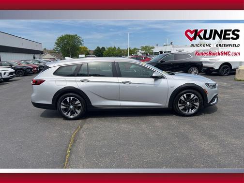 Quicksilver Metallic 2018 Buick Regal TourX Essence