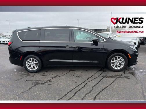 Diamond Black Crystal Pearlcoat 2025 Chrysler Pacifica L