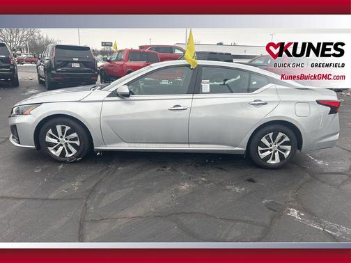 Brilliant Silver Metallic 2023 Nissan Altima S FWD