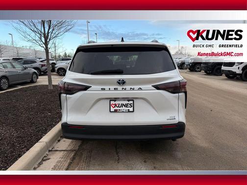 2024 Toyota Sienna XLE