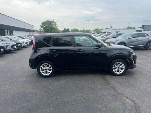 Fusion Black 2025 Kia Soul LX
