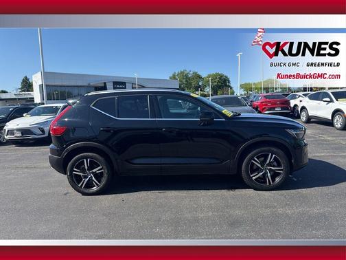 Onyx Black Metallic 2025 Volvo XC40 B5 Core Bright Theme
