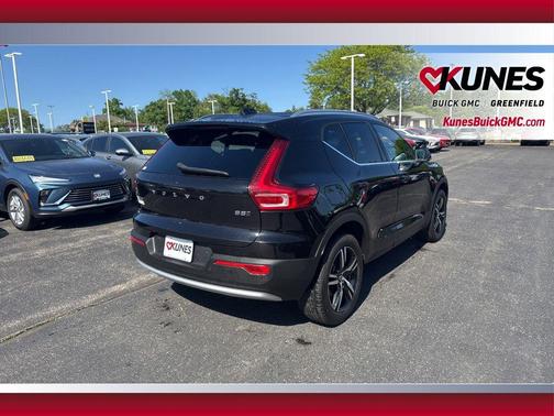 Onyx Black Metallic 2025 Volvo XC40 B5 Core Bright Theme