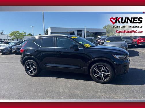 Onyx Black Metallic 2025 Volvo XC40 B5 Core Bright Theme