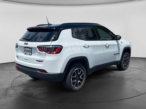 Bright White Clearcoat 2025 Jeep Compass Trailhawk