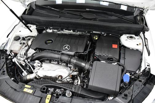 White 2023 Mercedes-Benz GLB 250 4MATIC