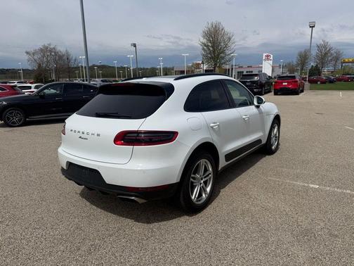 White 2018 Porsche Macan Macan