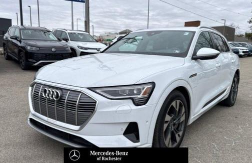 2022 Audi e-tron Premium Plus
