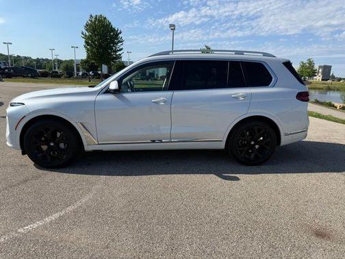 White Metallic 2024 BMW X7 xDrive40i