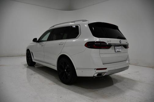 White Metallic 2024 BMW X7 xDrive40i