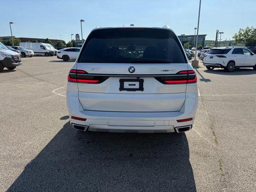 White Metallic 2024 BMW X7 xDrive40i
