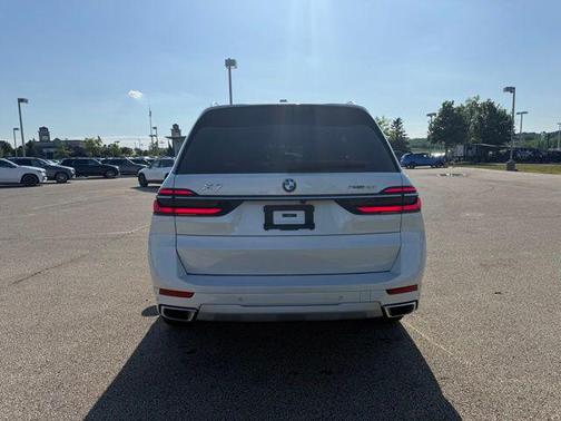 Mineral White Metallic 2024 BMW X7 xDrive40i