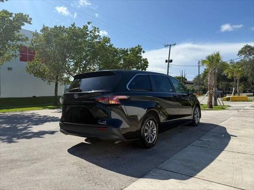 2021 Toyota Sienna LE