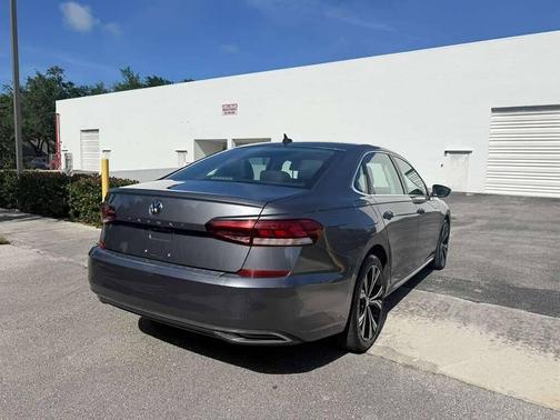 Platinum Gray Metallic 2021 Volkswagen Passat 2.0T SE