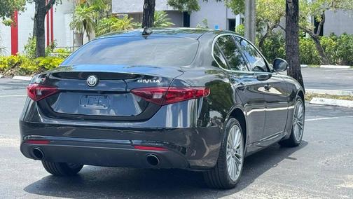 Vulcano Black Metallic 2017 Alfa Romeo Giulia Ti