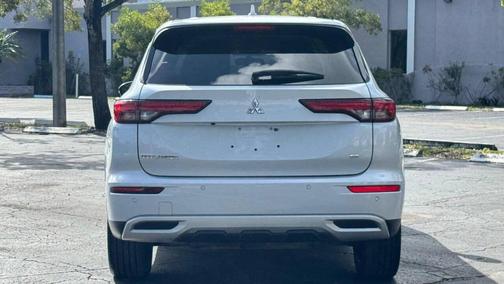 2022 Mitsubishi Outlander SE