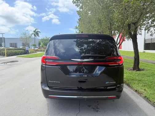 Brilliant Black Crystal Pearlcoat 2022 Chrysler Pacifica Hybrid Touring L