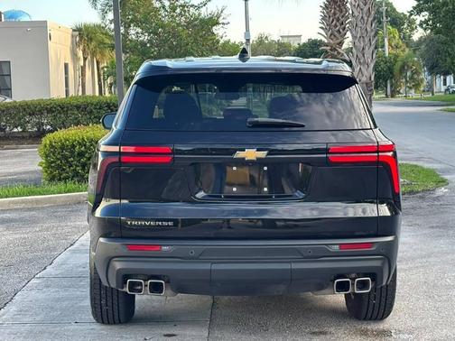 Mosaic Black Metallic 2024 Chevrolet Traverse LS