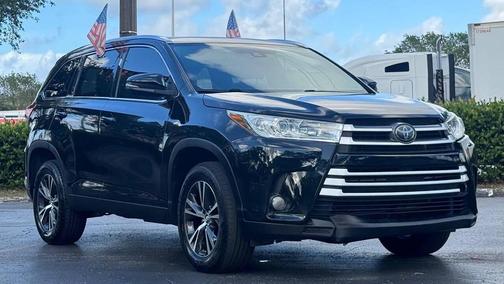 Midnight Black Metallic 2019 Toyota Highlander XLE